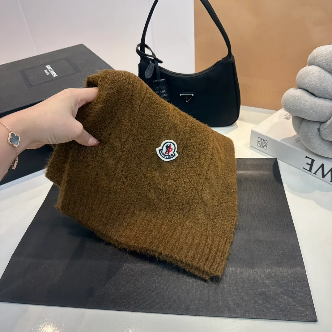 P180 MONCLER Mouth Cover Suit♥️Original hat and scarf set! Made of rabbit velvet➕cashmere, with a 15cm fox fur ball, a real fur ball! Warm and fashionable 😱[愄火] Versatile style [Love] The texture is very good, comfortable and breathable [Hey ha] Looks good no matter how you match it [Shh] A must-have for fashionistas [Wit] 4 colors available❤️❤️Unisex, the ball can be removed