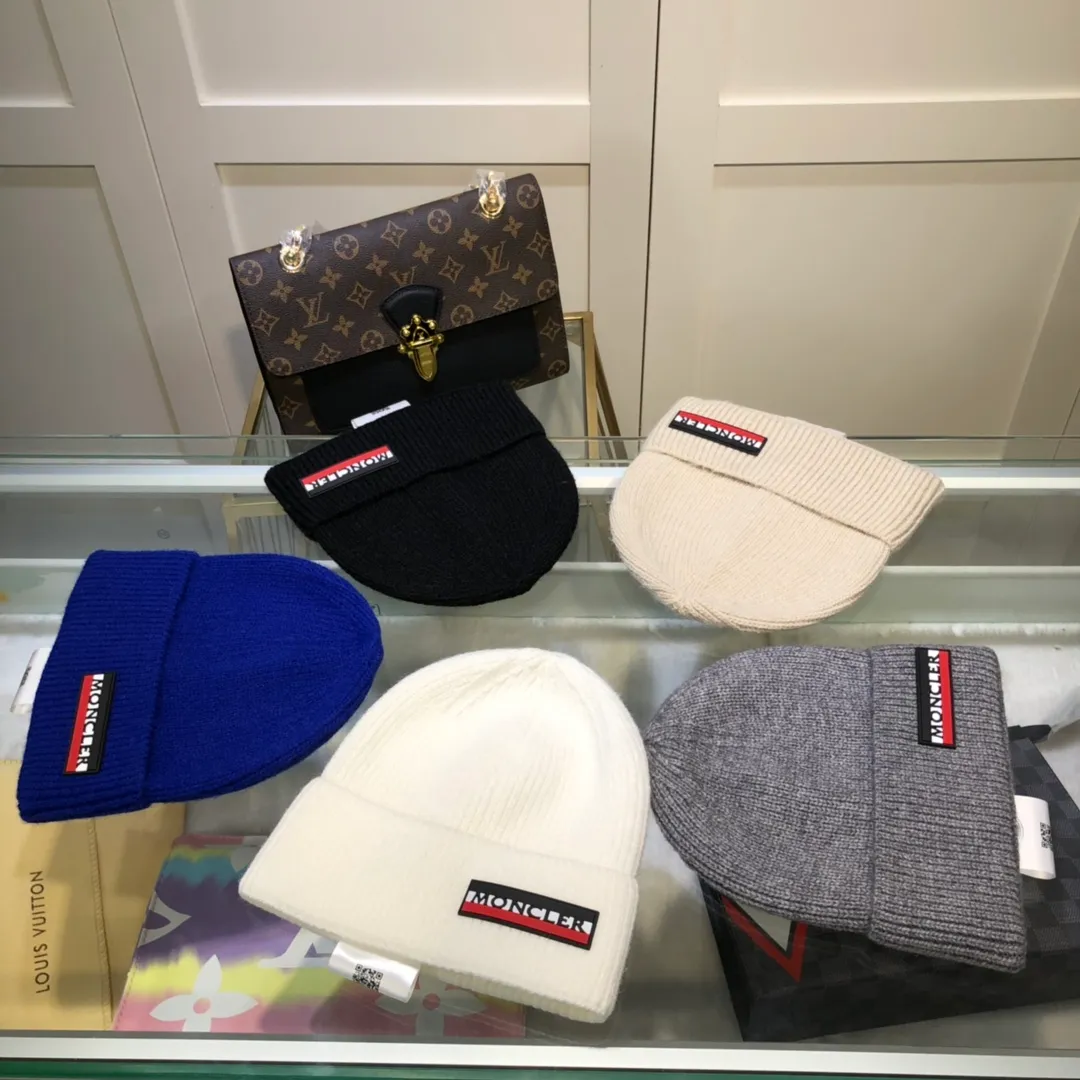 P64 comes with dust bag MONCLER Mouth Covered🎩100% wool knitted beanie, good quality, high-end, and super soft! Super hot💖The texture is great and it’s great to match when out on the street! Fashion trends! A must-have item for autumn and winter, the same style for men and women is available now!