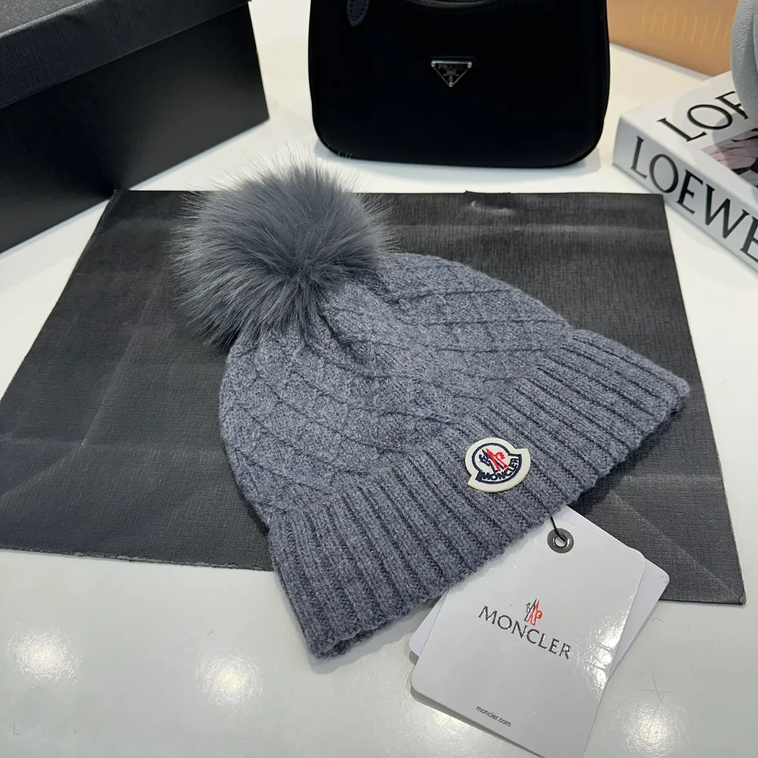 P78 Moncler👒high-end genuine exclusive style, hemp flower knitted hat, made of selected wool, skin-friendly and super soft‼ ️Paired with fox fur balls, it is very age-reducing‼ ️Complete trademark hangtags