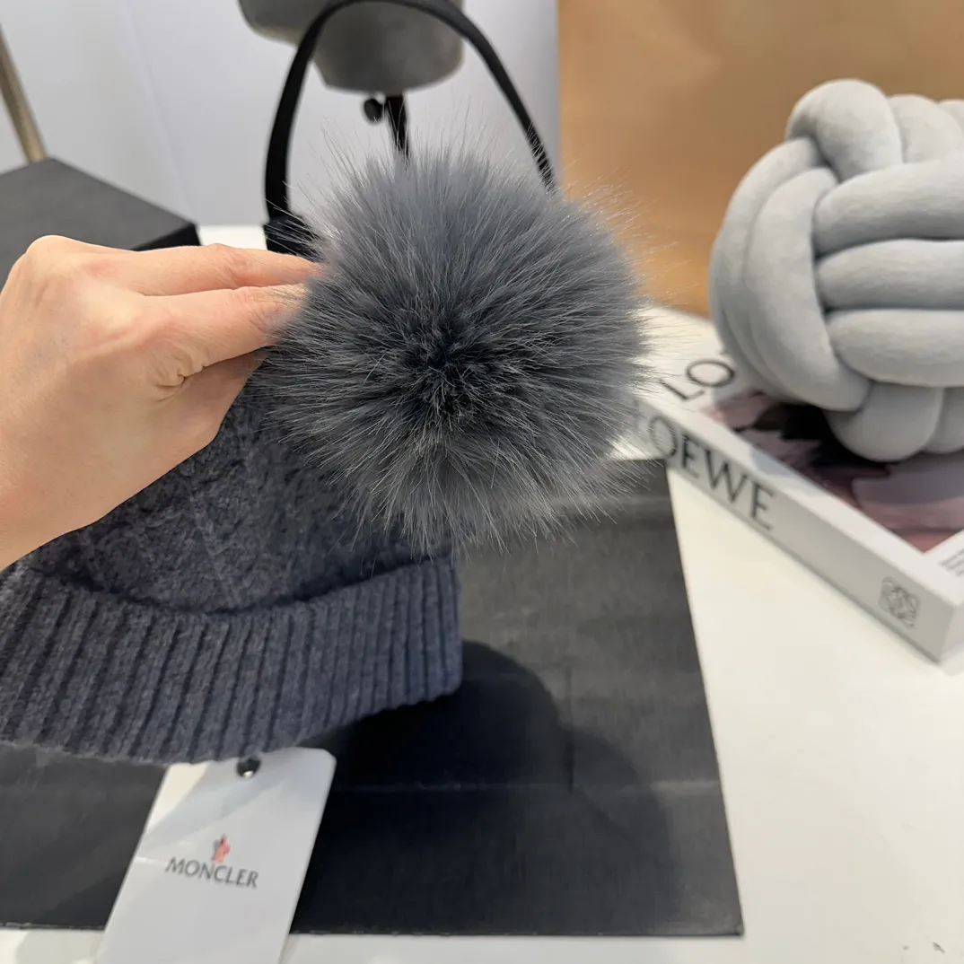 P78 Moncler👒high-end genuine exclusive style, hemp flower knitted hat, made of selected wool, skin-friendly and super soft‼ ️Paired with fox fur balls, it is very age-reducing‼ ️Complete trademark hangtags