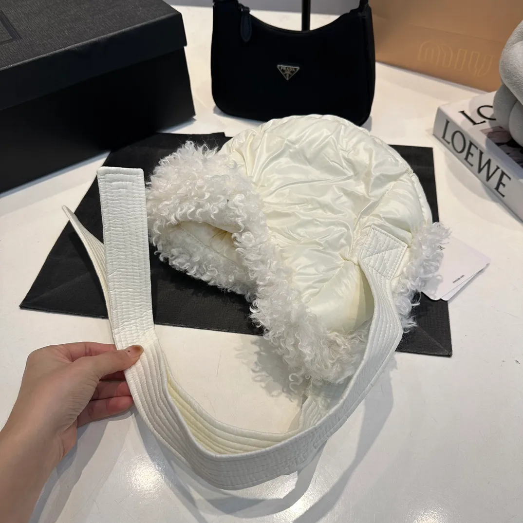 P80 Moncler Muzzle Lei Feng Hat is super warm. This teddy bear jacket is made of high-end blended lamb wool fabric. It feels really good and super soft. The plush material and goose down filling make it visually warm and full of security. This is a must-have lamb down cotton hat for autumn and winter.