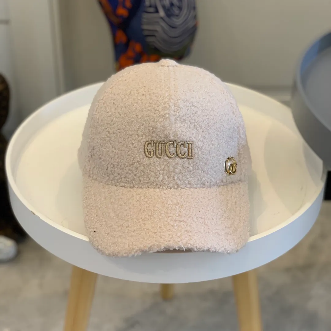 P90 GUCCI Gucci's new autumn and winter lamb wool baseball cap, a warm and comfortable large lamb wool that makes your face look slimmer! A must-have item for Jimeis to keep out the cold and concave shapes! Puffy little teddy rolls, don’t look too good! 😊 Head circumference: 56-58 is acceptable
