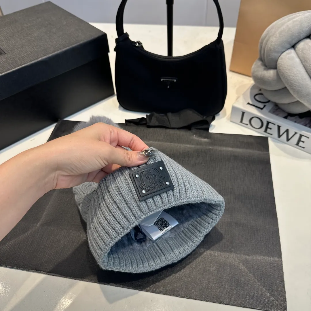 P70 Moncler hooded twist warm wool hat, sweet and cool style get! Reduce your age and make your face appear smaller. I’d like to share it with you all. The four colors match well and the breasts are so milky~