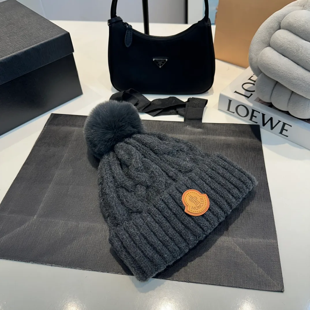 P70 Moncler 💥 Official website classic knitted hat, replica of the original. Very soft and skin-friendly, very elastic 💓 Textured and very versatile style ~ Warm cashmere woolen hat, one size fits all and elastic ~ Unisex, can be worn by any head size. Super quality, highly recommended