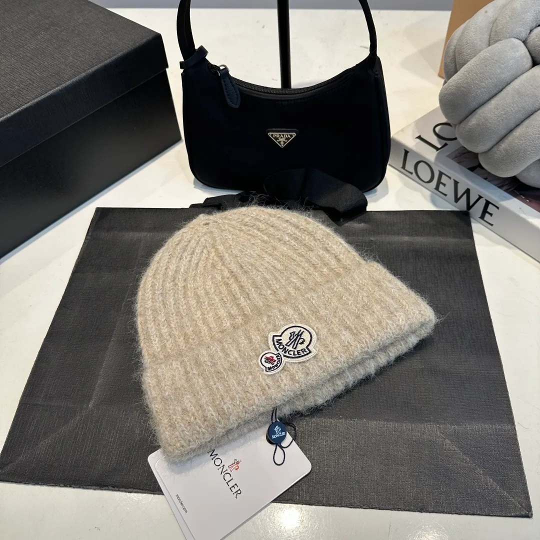P56 MONCLER 🎩 wool knitted beanie, good quality, high-end, super soft! Super hot💖The texture is great and it’s great to match when out on the street! Fashion trends! A must-have item for winter, the same style for men and women, get it now!