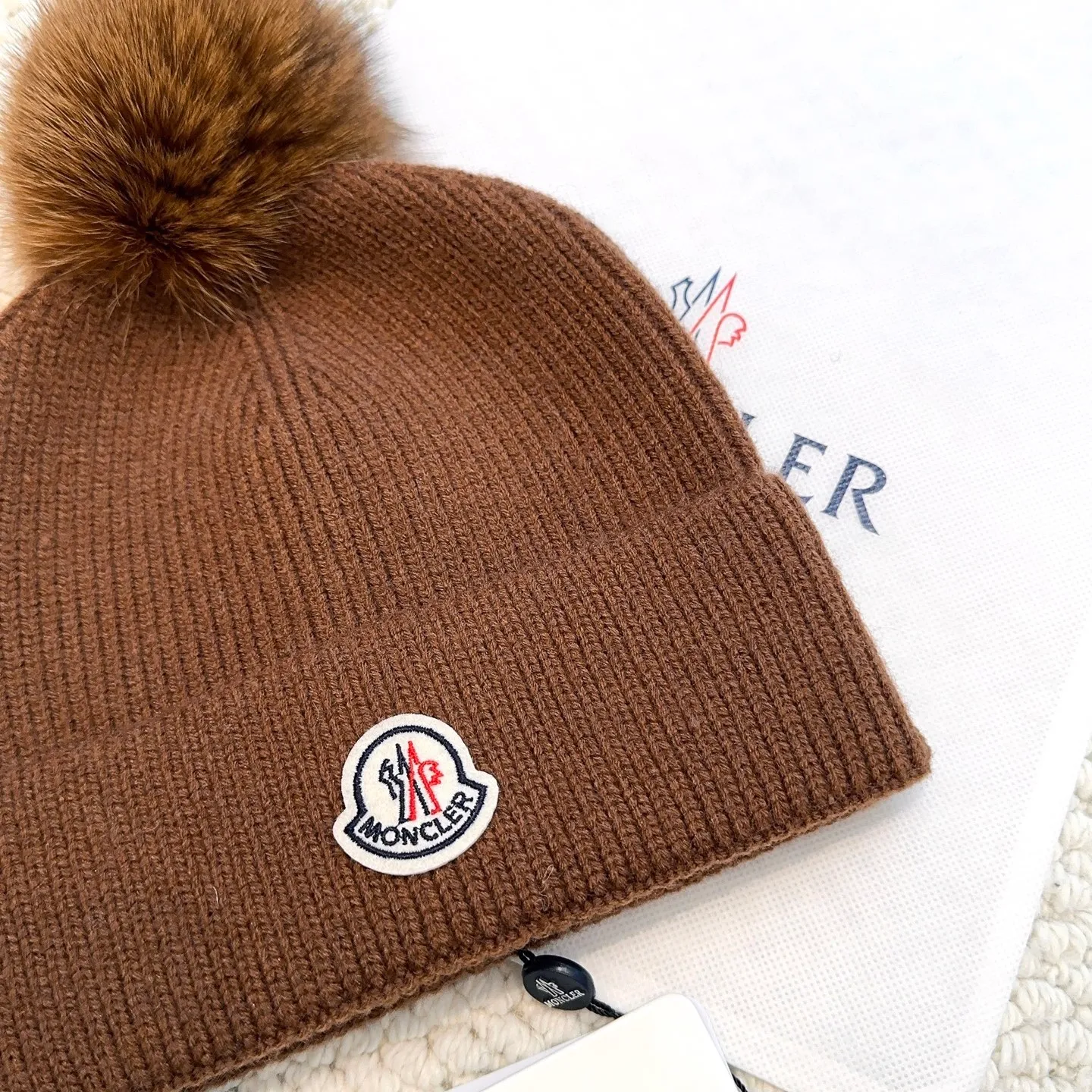 P100 with dust bag, high version Moncler Moncler 💥Official website classic knitted hat, replica of the original. Very soft and skin-friendly, very elastic 💓 Textured and very versatile style ~ Warm cashmere woolen hat, one size fits all and elastic ~ Unisex, can be worn by any head size. Super quality, highly recommended