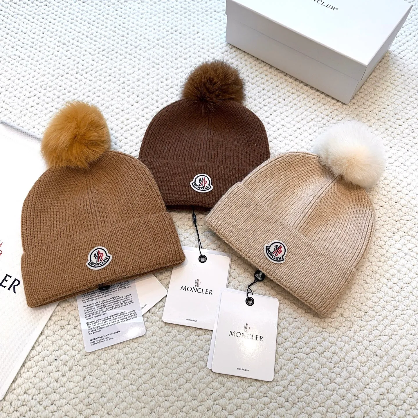 P100 with dust bag, high version Moncler Moncler 💥Official website classic knitted hat, replica of the original. Very soft and skin-friendly, very elastic 💓 Textured and very versatile style ~ Warm cashmere woolen hat, one size fits all and elastic ~ Unisex, can be worn by any head size. Super quality, highly recommended
