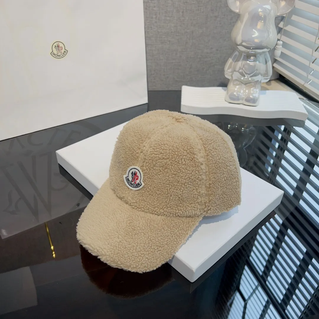 P56 moncler 🎱 Furry baseball cap for autumn and winter wear~ It would be rude not to praise it. ⛄It is fluffy and holds the autumn and winter atmosphere firmly. The shape and feel are amazing. Super soft~ feels good!