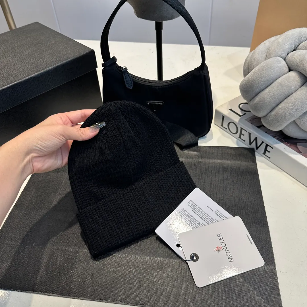 P50 MONCLER Mouth Mouth 🎩 Knitted Beanie, good quality, high-end, super soft! Super hot💖The texture is great and it’s great to match when out on the street! Fashion trends! A must-have item for autumn and winter, the same style for men and women is available now!