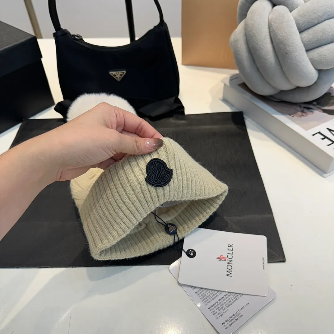 P170 Moncler autumn and winter counter model knitted beanie + scarf + gloves three-piece set, classic pattern, warm and fashionable! Fashionable and popular 🌸First-class texture, pure wool