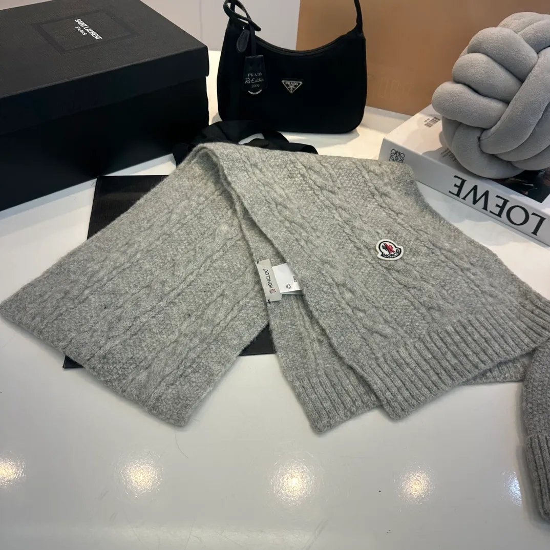 P180 MONCLER Mouth Cover Suit♥️Original hat and scarf set! Made of rabbit velvet➕cashmere, with a 15cm fox fur ball, a real fur ball! Warm and fashionable 😱[愄火] Versatile style [Love] The texture is very good, comfortable and breathable [Hey ha] Looks good no matter how you match it [Shh] A must-have for fashionistas [Wit] 4 colors available❤️❤️Unisex, the ball can be removed