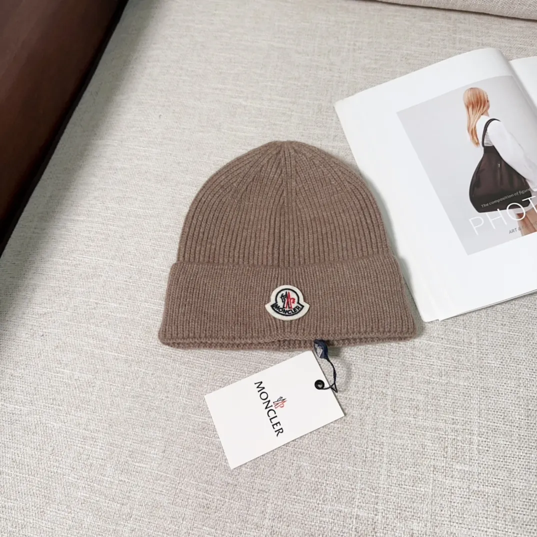 💰40 Moncler Moncler 💥Official website classic knitted hat, replica of the original. Very soft and skin-friendly, very elastic 💓 Textured and very versatile style ~ Warm cashmere woolen hat, one size fits all and elastic ~ Unisex, can be worn by any head size. Super quality, highly recommended