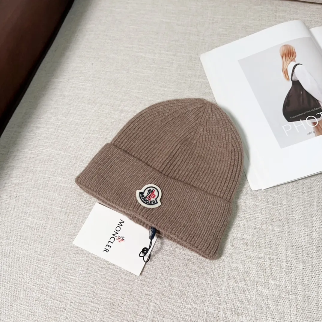 💰40 Moncler Moncler 💥Official website classic knitted hat, replica of the original. Very soft and skin-friendly, very elastic 💓 Textured and very versatile style ~ Warm cashmere woolen hat, one size fits all and elastic ~ Unisex, can be worn by any head size. Super quality, highly recommended