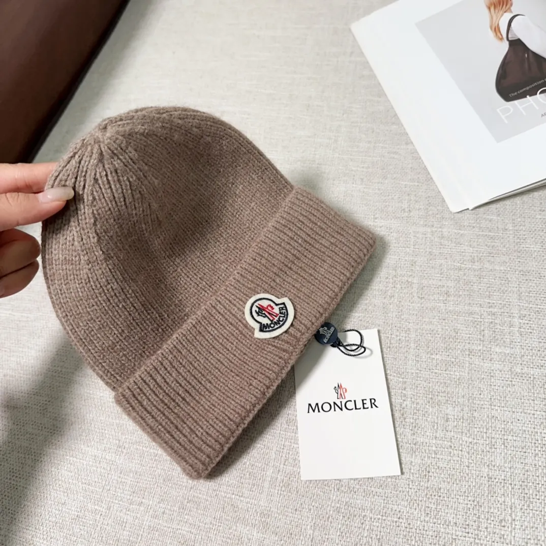 💰40 Moncler Moncler 💥Official website classic knitted hat, replica of the original. Very soft and skin-friendly, very elastic 💓 Textured and very versatile style ~ Warm cashmere woolen hat, one size fits all and elastic ~ Unisex, can be worn by any head size. Super quality, highly recommended