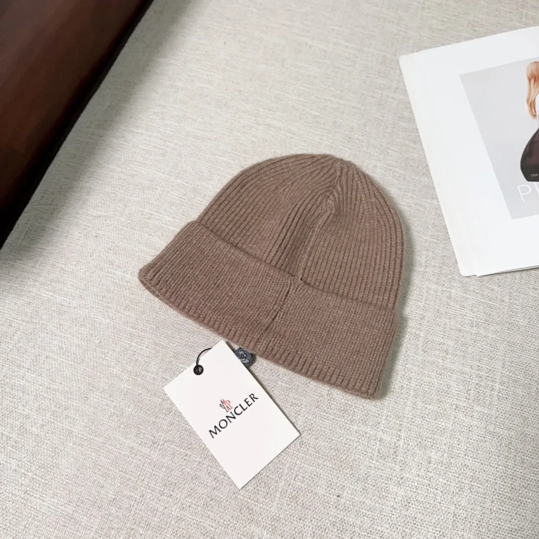 💰40 Moncler Moncler 💥Official website classic knitted hat, replica of the original. Very soft and skin-friendly, very elastic 💓 Textured and very versatile style ~ Warm cashmere woolen hat, one size fits all and elastic ~ Unisex, can be worn by any head size. Super quality, highly recommended