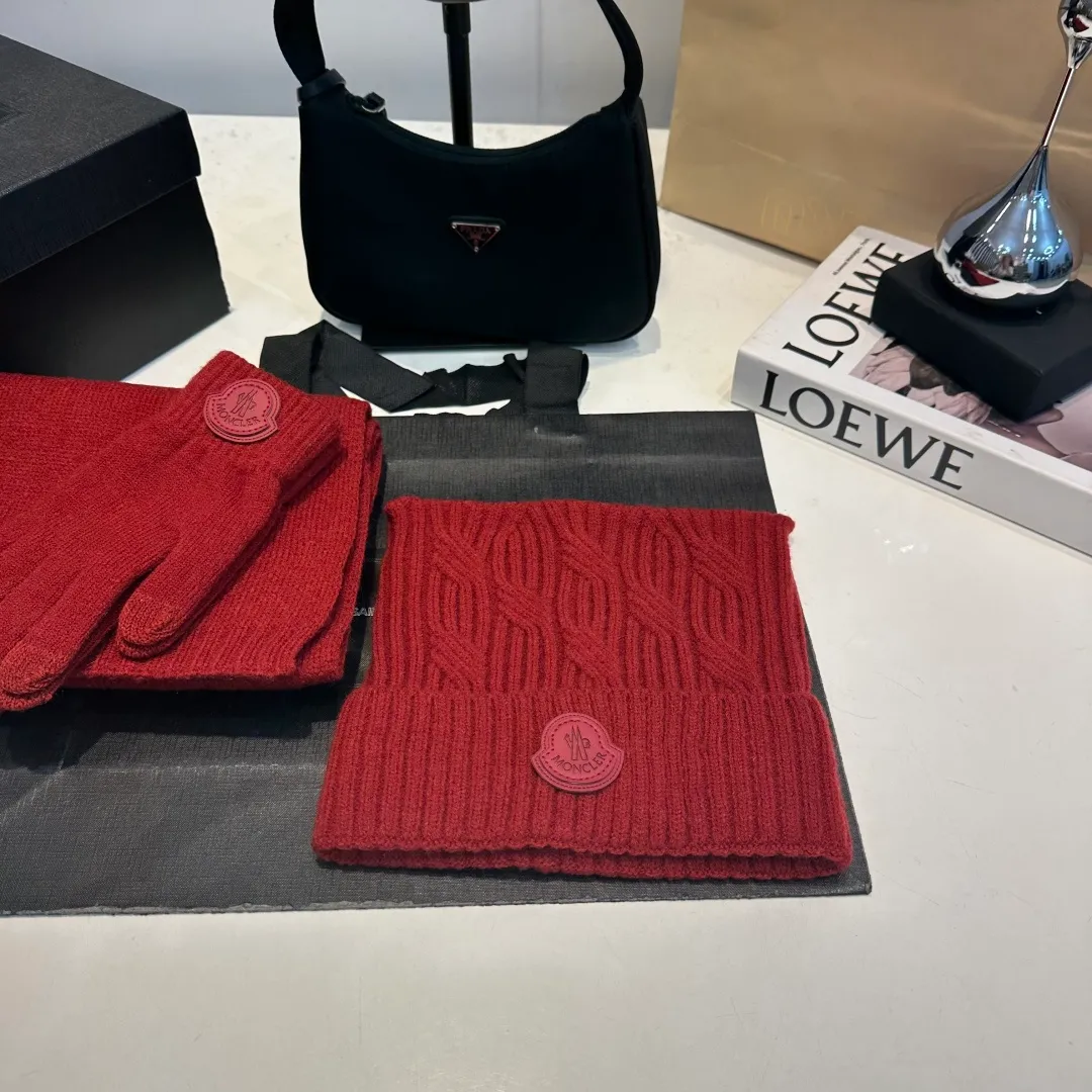 P150 Moncler three-piece muzzle suit autumn and winter cuffed wool knitted beanie. High-quality customization! This must be my favorite of minimalism. It is clean, neat, fashionable and versatile, and will definitely not be picky about your face shape! A fashionable classic that lasts forever! Both men and women are welcome!