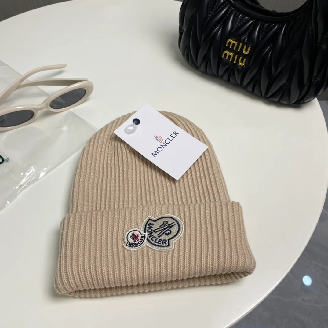 P56 comes with a dust bag for Moncler💥 Official website classic knitted hat, original replica. Very soft and skin-friendly, very elastic 💓 Textured and very versatile style ~ Warm cashmere woolen hat, one size fits all and elastic ~ Unisex, can be worn by any head size. Super quality, highly recommended