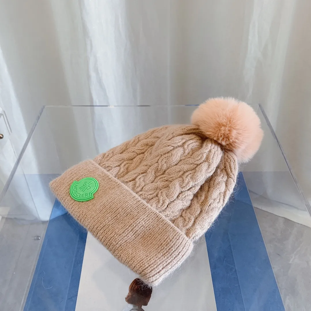 P70, the latest knitted hat from Moncler's official website, a replica of the original one from the official website. Very soft and skin-friendly, very elastic. It has texture and is very versatile. It is a cashmere woolen hat with velvet inside to keep warm. One size fits all and elastic. It is unisex and can be worn by any head size. Really recommended.