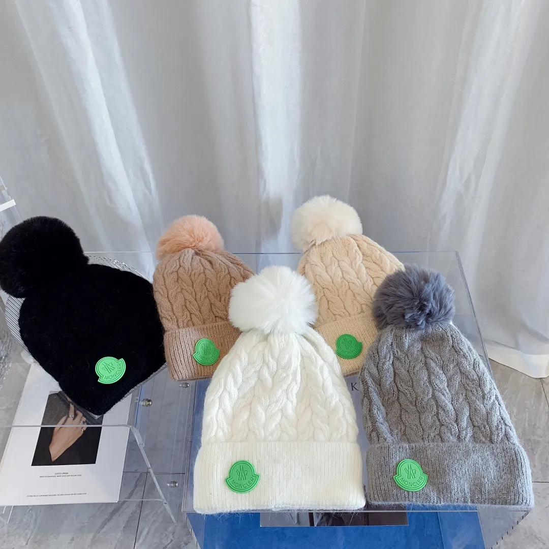 P70, the latest knitted hat from Moncler's official website, a replica of the original one from the official website. Very soft and skin-friendly, very elastic. It has texture and is very versatile. It is a cashmere woolen hat with velvet inside to keep warm. One size fits all and elastic. It is unisex and can be worn by any head size. Really recommended.