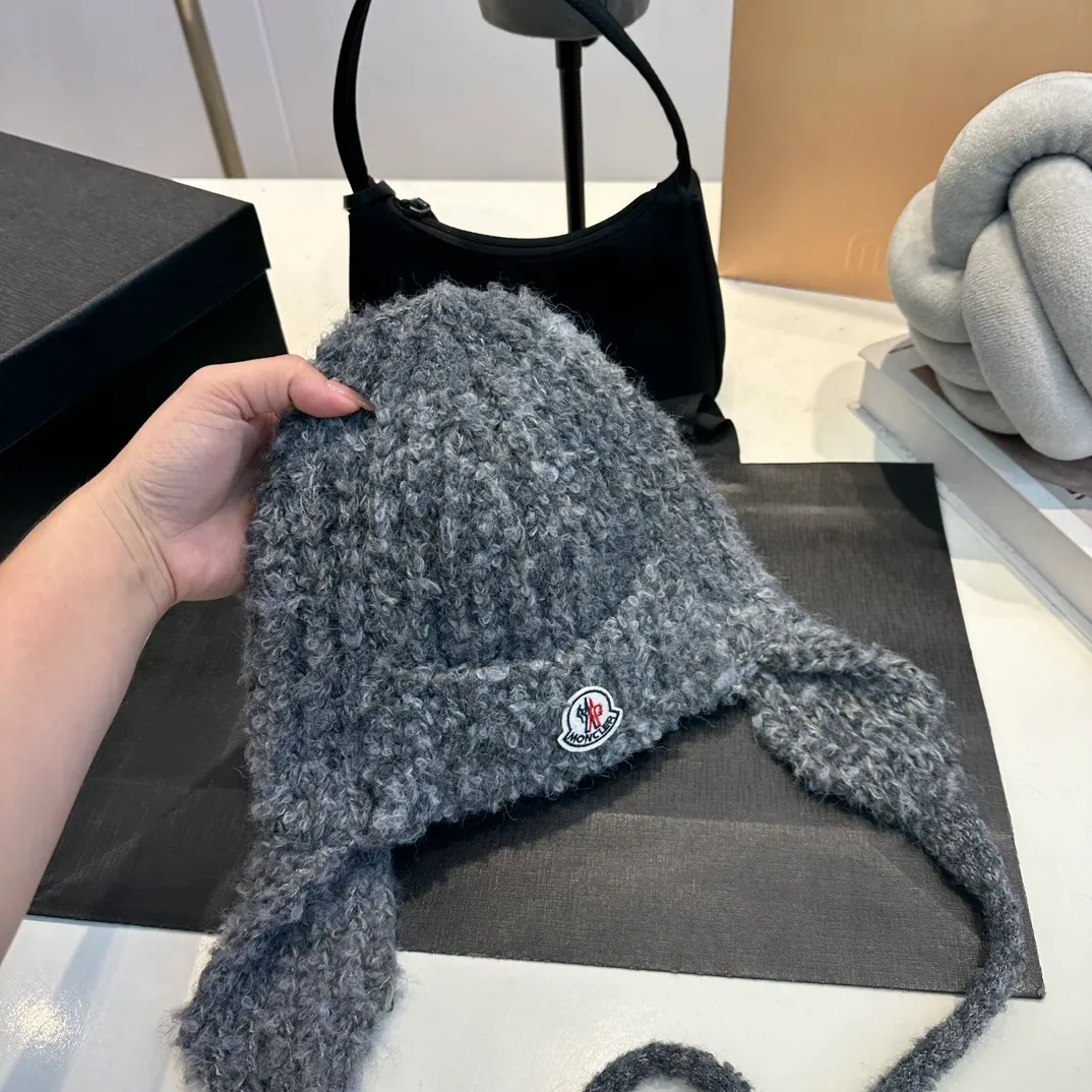 P60 Moncler 💥 New classic knitted hat, very soft and skin-friendly, very elastic 💓 Textured and very versatile style ~ Warm cashmere wool hat, one size fits all and elastic ~ Unisex, can be worn by any head size.