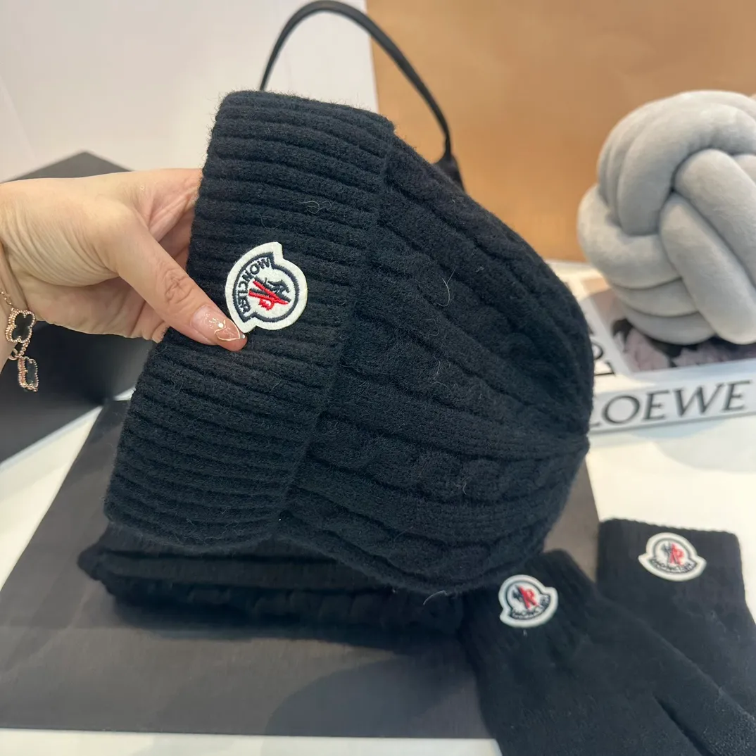 P180 Moncler autumn and winter counter model knitted beanie + scarf + gloves three-piece set, classic pattern, warm and fashionable! Fashionable and popular 🌸First-class texture, pure wool