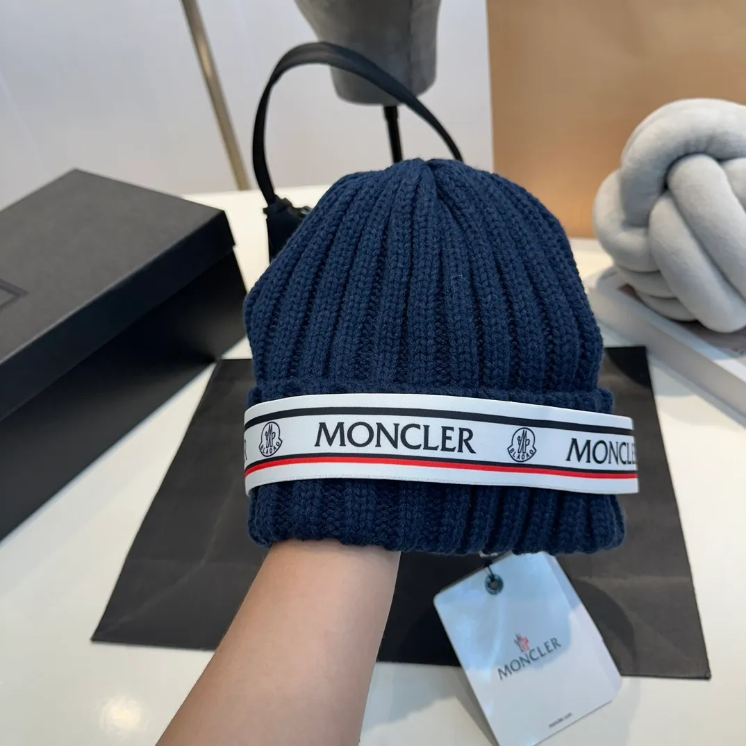 P70 Moncler Mouth Mouth, the latest model from the official website 🆕 Thick knitted beanie for autumn and winter. The knitted hat is a must-have for winter wear®️. It not only has the function of preventing cold, but also serves as a match to enhance the winter atmosphere. At the same time, thick knitted beanie is also very friendly to friends with big heads!