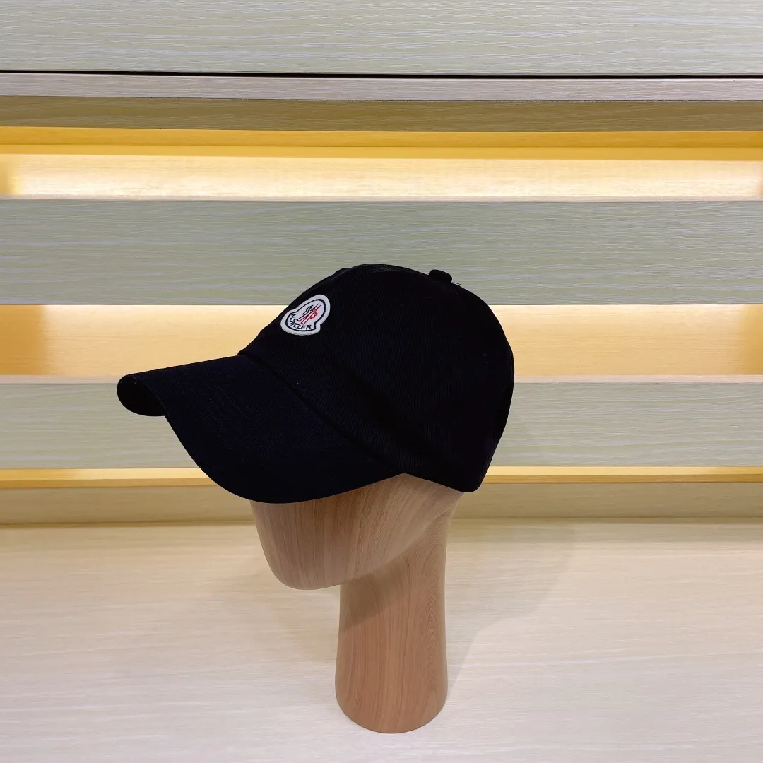 P52 Moncler Mouth Logo Baseball Cap, a must-have item for no-makeup makeup. It looks cool when paired with sweaters and T-shirts! The days when I don’t wash my hair all depend on this hat~