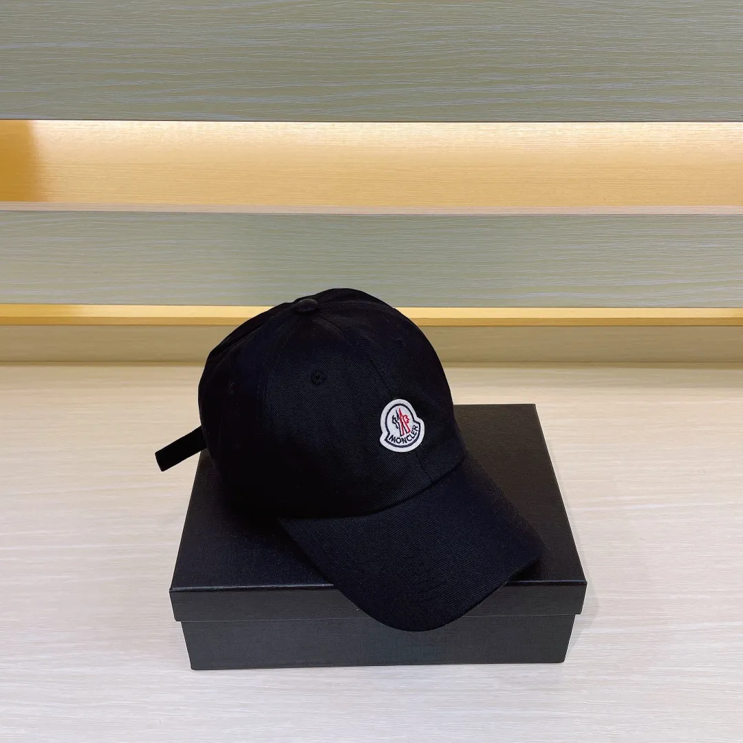 P52 Moncler Mouth Logo Baseball Cap, a must-have item for no-makeup makeup. It looks cool when paired with sweaters and T-shirts! The days when I don’t wash my hair all depend on this hat~