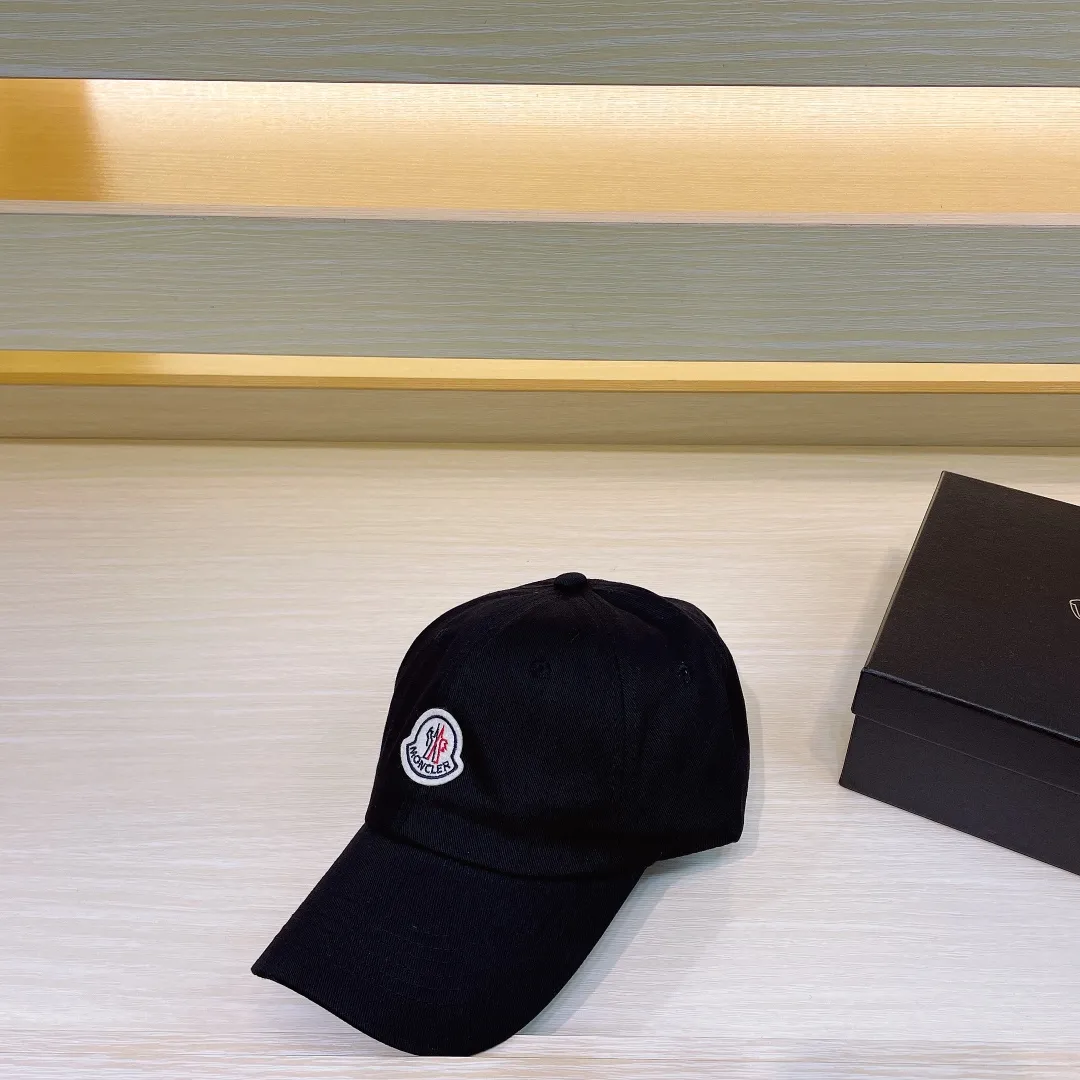 P52 Moncler Mouth Logo Baseball Cap, a must-have item for no-makeup makeup. It looks cool when paired with sweaters and T-shirts! The days when I don’t wash my hair all depend on this hat~