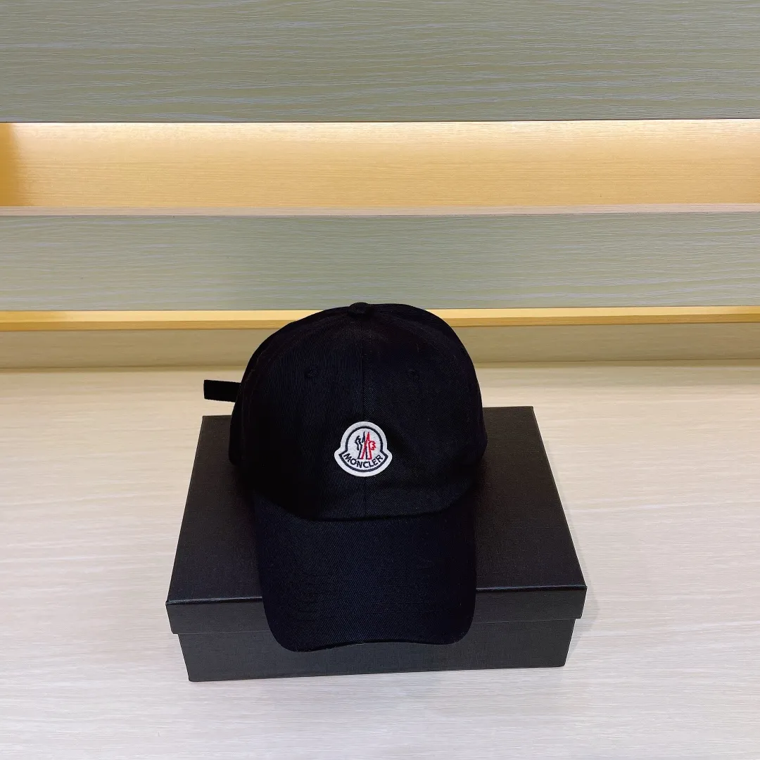 P52 Moncler Mouth Logo Baseball Cap, a must-have item for no-makeup makeup. It looks cool when paired with sweaters and T-shirts! The days when I don’t wash my hair all depend on this hat~