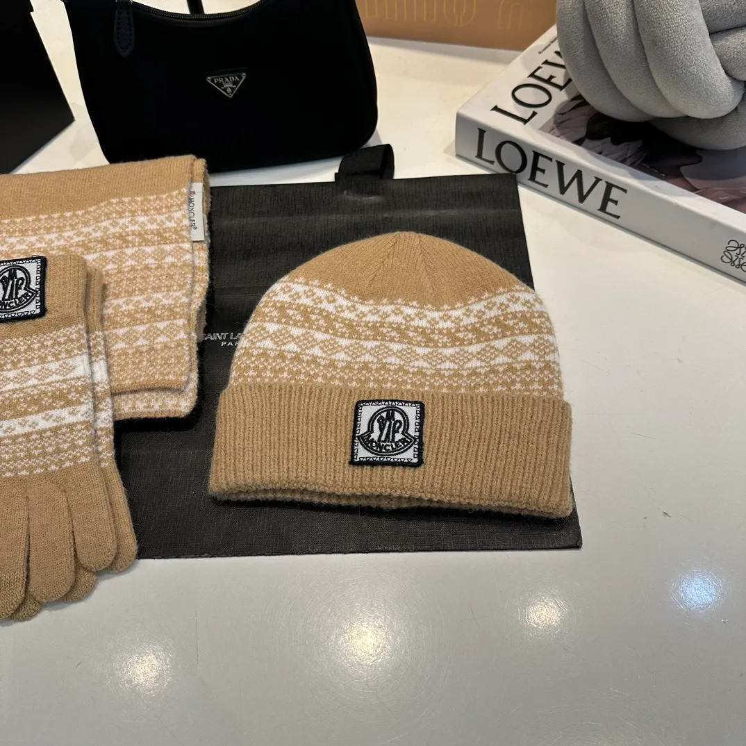 P170 Moncler Moncler 💥 Mouth three-piece set, gloves, hat, scarf, original replica. Very soft and skin-friendly, very elastic 💓 Textured and very versatile style ~ Warm, one-size-fits-all and elastic ~ Unisex, can be worn by any head size. Super quality, highly recommended