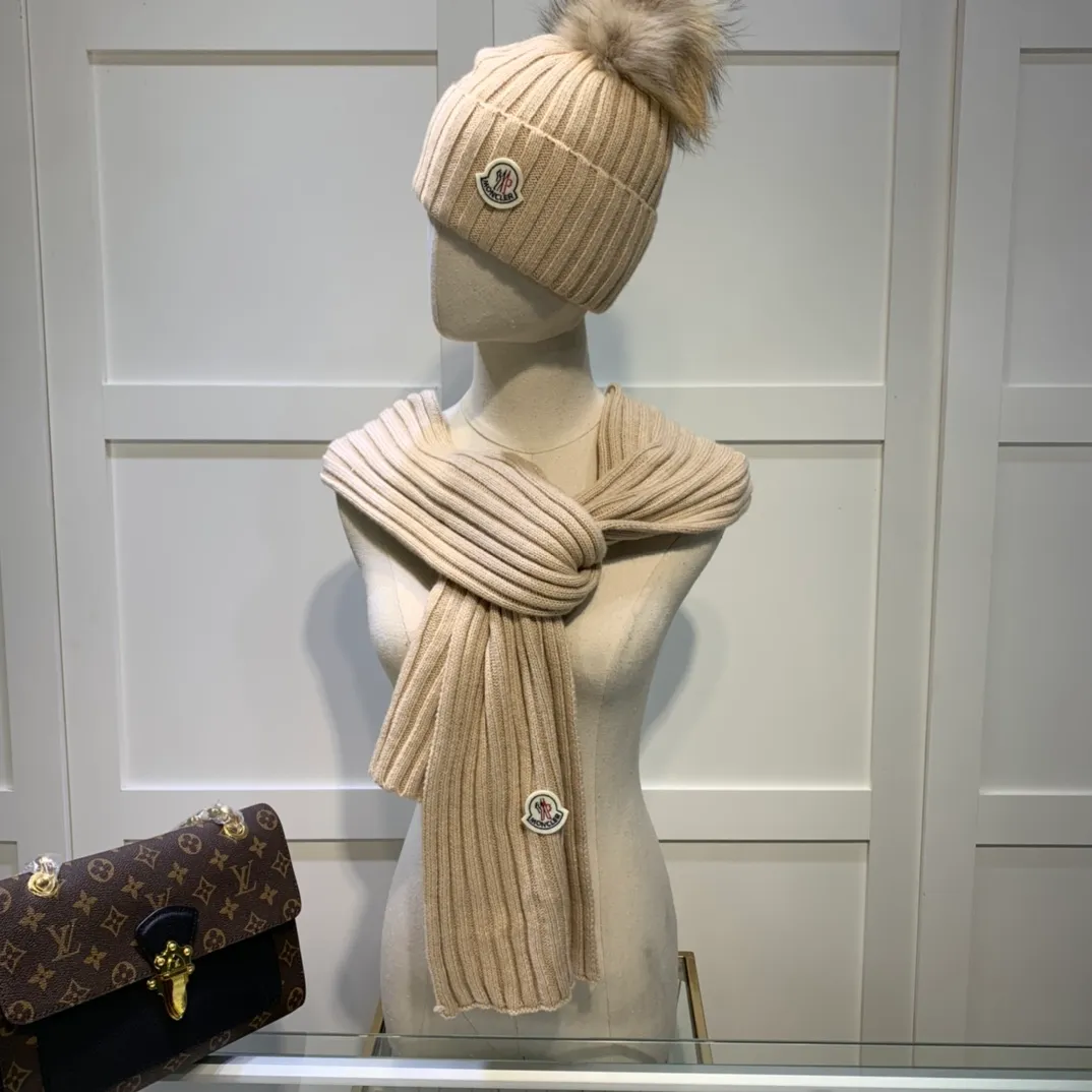 P240 [Wool suit hat] MONCLER classic suit hat! Hat ➕Scarf! It's warm and super comfortable~A great tool for young ladies to reduce their age in winter~This winter, all you need is a set of hats~It's warm and fashionable! Unisex model! Can be made as a couple model! Complete range of anti-counterfeiting labels and elevators! Many styles, welcome to choose!!