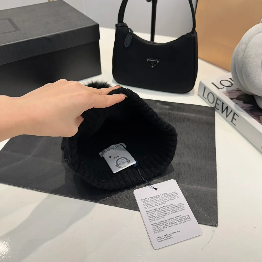 P80 Moncler👒high-end genuine exclusive style, hemp flower knitted hat, made of selected wool, skin-friendly and super soft‼ ️Paired with fox fur balls, it is very age-reducing‼ ️Complete trademark hangtags