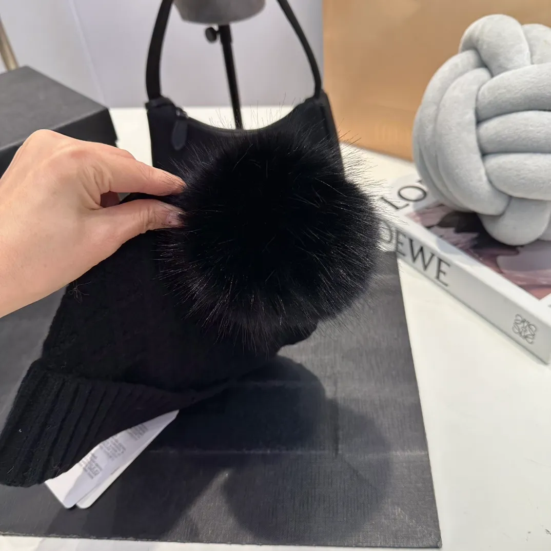 P80 Moncler👒high-end genuine exclusive style, hemp flower knitted hat, made of selected wool, skin-friendly and super soft‼ ️Paired with fox fur balls, it is very age-reducing‼ ️Complete trademark hangtags