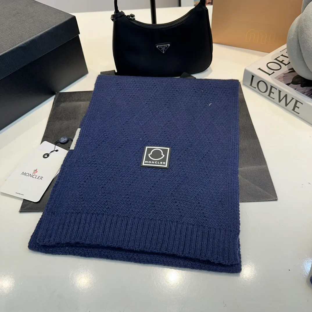 P110 MONCLER classic suit hat! Hat ➕Scarf! Cashmere and Rabbit Velvet Quality! It's warm and super comfortable~A great tool for young ladies to reduce their age in winter~This winter, all you need is a set of hats~It's warm and fashionable! Unisex model! Can be made as a couple model! Complete range of anti-counterfeiting labels and elevators! Many styles, welcome to choose!!