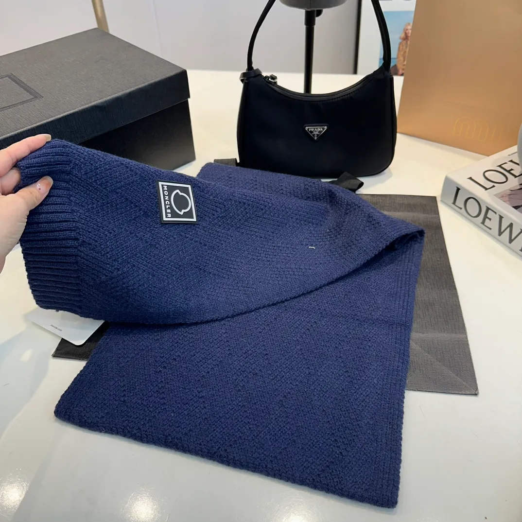 P110 MONCLER classic suit hat! Hat ➕Scarf! Cashmere and Rabbit Velvet Quality! It's warm and super comfortable~A great tool for young ladies to reduce their age in winter~This winter, all you need is a set of hats~It's warm and fashionable! Unisex model! Can be made as a couple model! Complete range of anti-counterfeiting labels and elevators! Many styles, welcome to choose!!