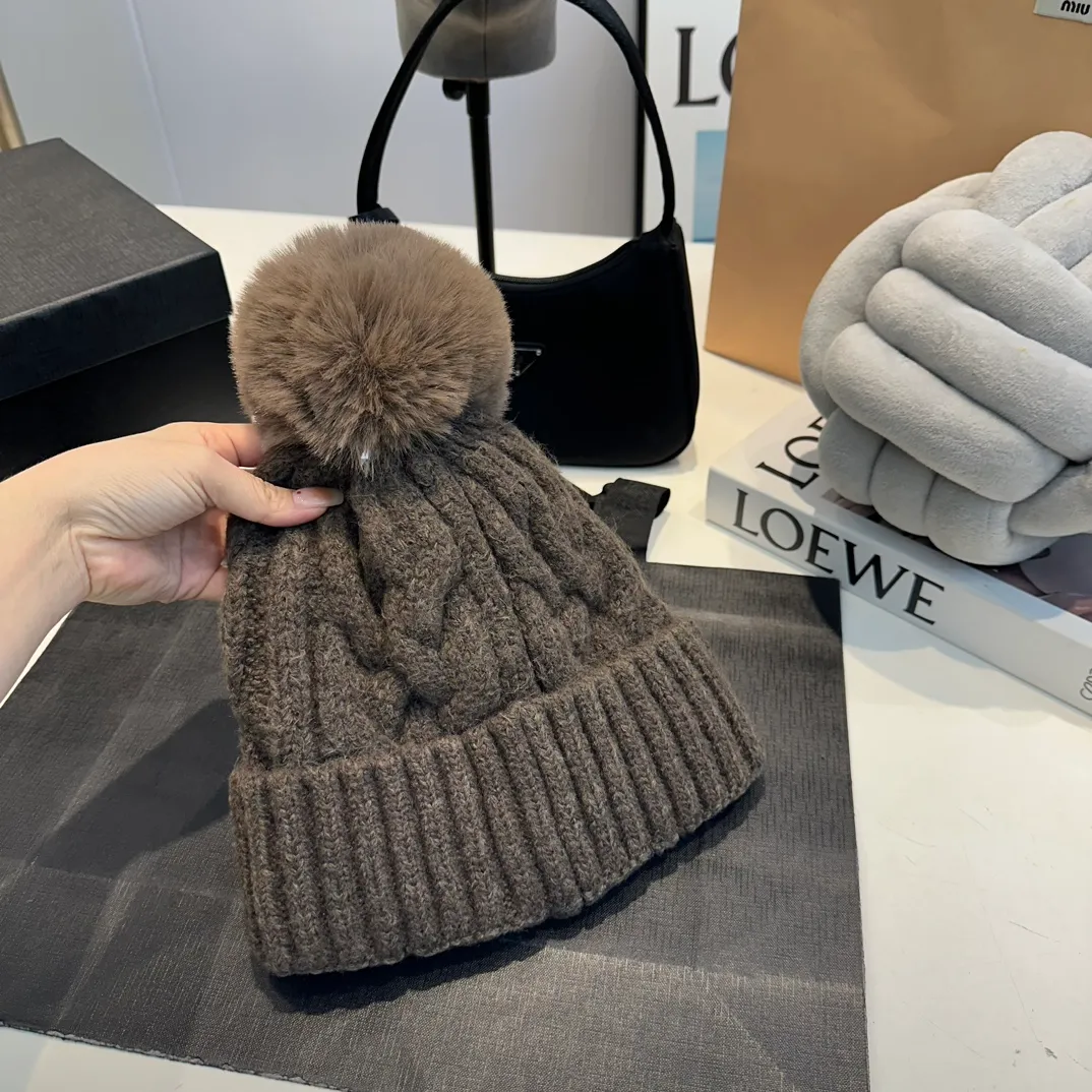 P70 Moncler 💥 Official website classic knitted hat, replica of the original. Very soft and skin-friendly, very elastic 💓 Textured and very versatile style ~ Warm cashmere woolen hat, one size fits all and elastic ~ Unisex, can be worn by any head size. Super quality, highly recommended