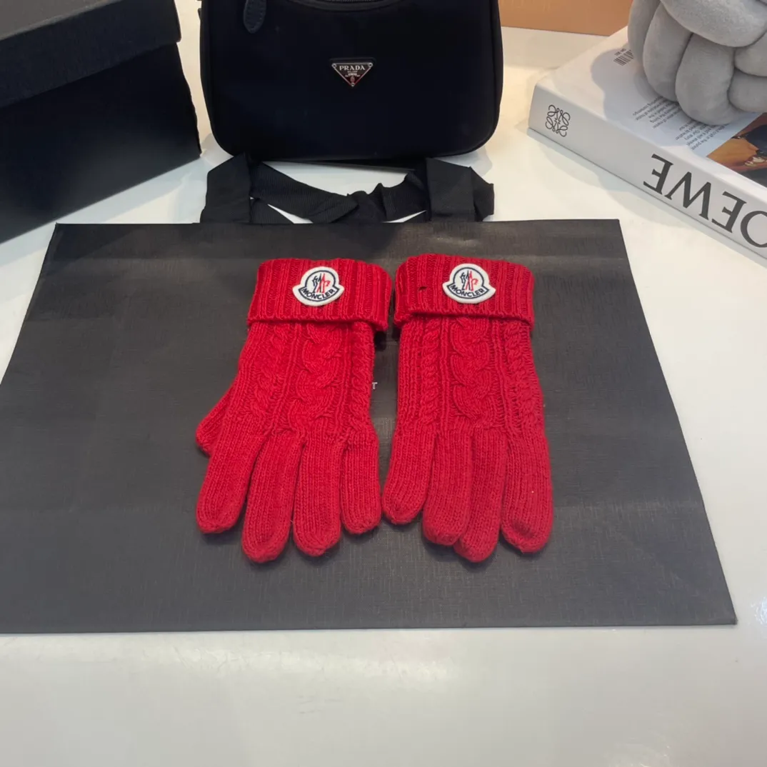 P180 Moncler wool knitted three-piece set, gloves + hat + scarf set ❄️ Wool knitted, super cute with cashmere scarf, a must-have for autumn and winter