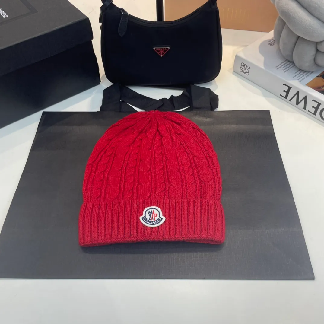 P180 Moncler wool knitted three-piece set, gloves + hat + scarf set ❄️ Wool knitted, super cute with cashmere scarf, a must-have for autumn and winter