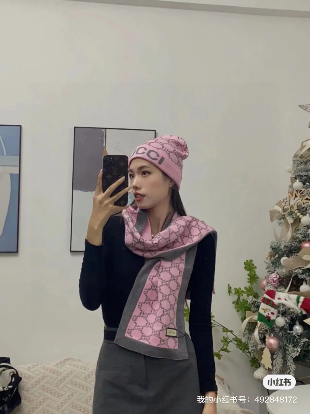 🉐️230 GUCCI classic suit hat! Hat ➕Scarf! Cashmere and Rabbit Velvet Quality! It's warm and super comfortable. This winter, all you need is a set of hats. It's warm and fashionable! Unisex model! Can be made as a couple model! Complete range of anti-counterfeiting labels and elevators! Many styles, welcome to choose!!