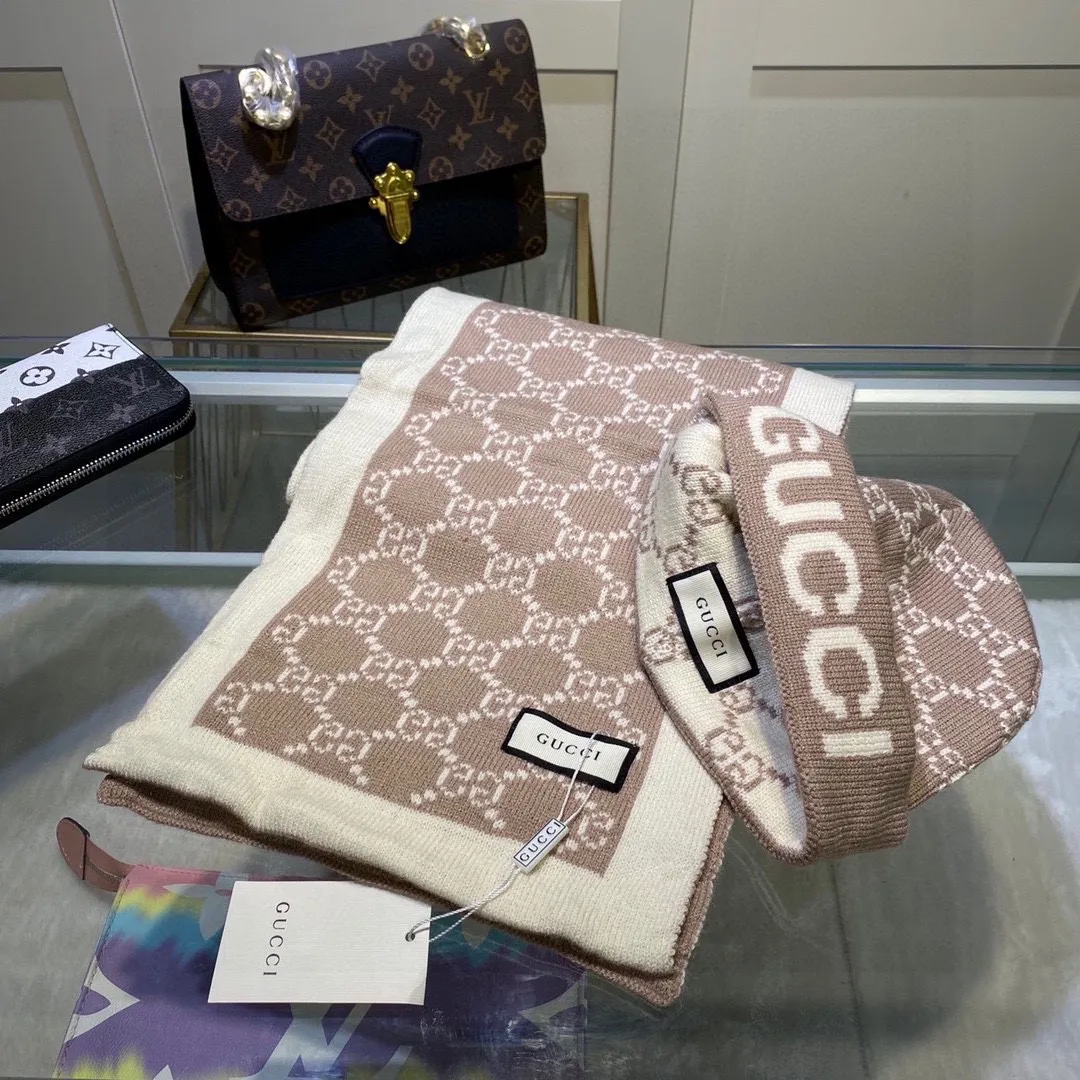 🉐️230 GUCCI classic suit hat! Hat ➕Scarf! Cashmere and Rabbit Velvet Quality! It's warm and super comfortable. This winter, all you need is a set of hats. It's warm and fashionable! Unisex model! Can be made as a couple model! Complete range of anti-counterfeiting labels and elevators! Many styles, welcome to choose!!