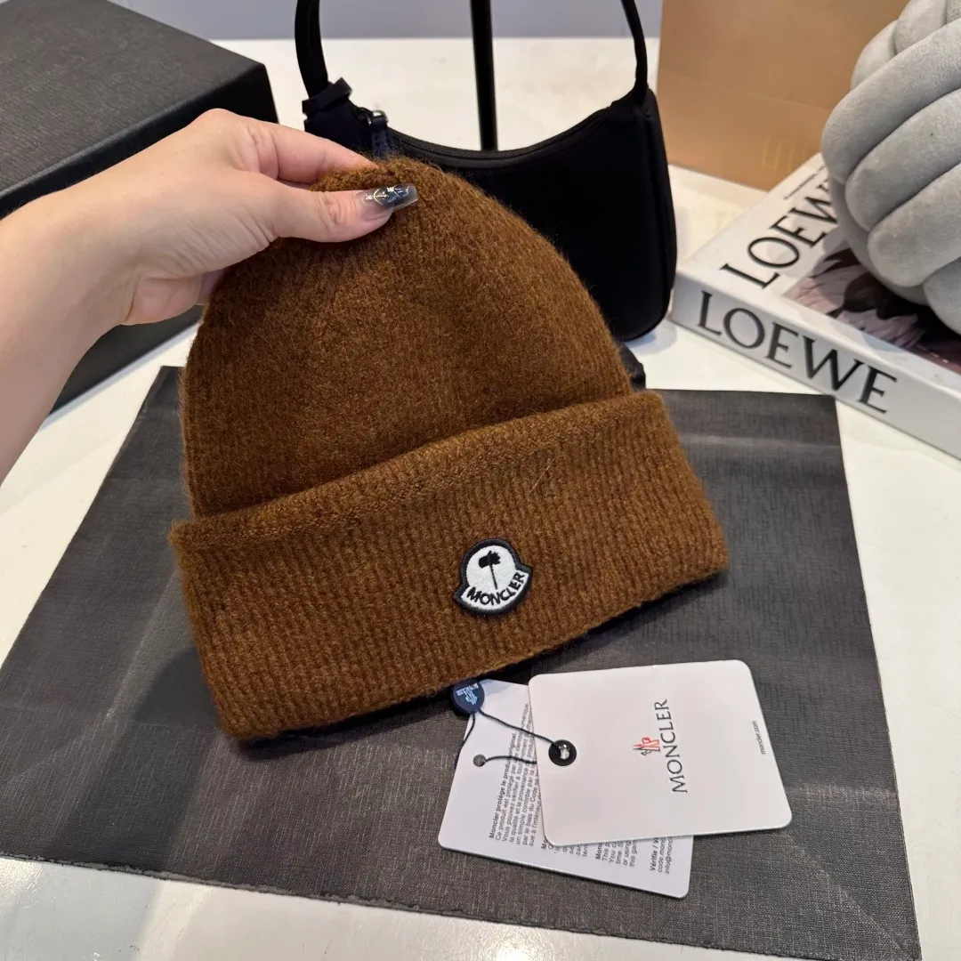 P70 MONCLER muffled knitted beanie, good quality, high-end and elegant, super popular 💖The texture is great, it’s great to match when out on the street! Fashion trends! A must-have item for winter, the same style for men and women, get it now!