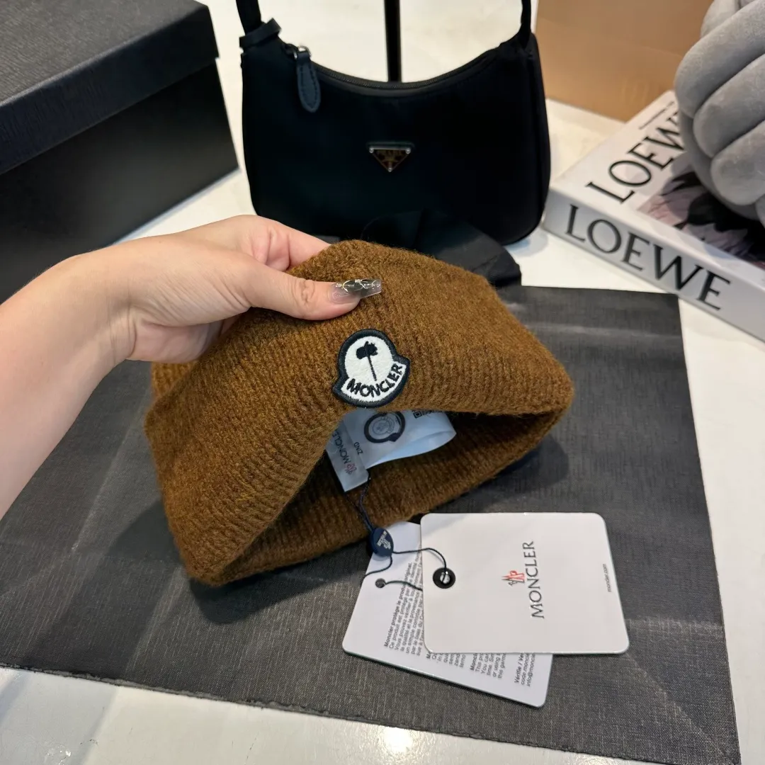 P70 MONCLER muffled knitted beanie, good quality, high-end and elegant, super popular 💖The texture is great, it’s great to match when out on the street! Fashion trends! A must-have item for winter, the same style for men and women, get it now!