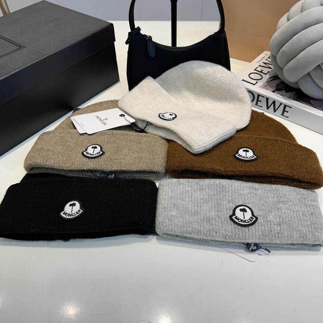 P70 MONCLER muffled knitted beanie, good quality, high-end and elegant, super popular 💖The texture is great, it’s great to match when out on the street! Fashion trends! A must-have item for winter, the same style for men and women, get it now!