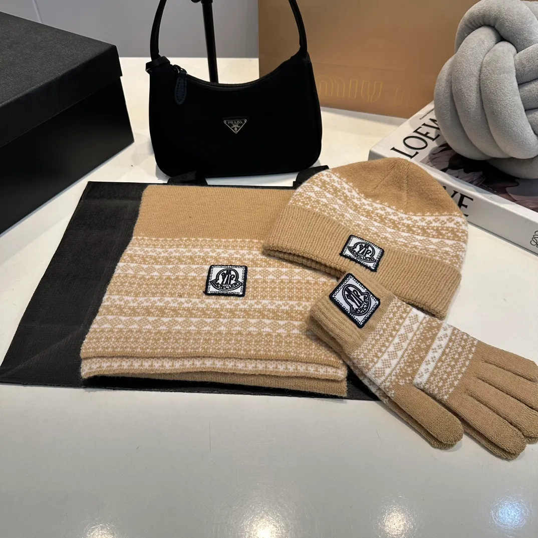 P170 Moncler Moncler 💥 Mouth three-piece set, gloves, hat, scarf, original replica. Very soft and skin-friendly, very elastic 💓 Textured and very versatile style ~ Warm, one-size-fits-all and elastic ~ Unisex, can be worn by any head size. Super quality, highly recommended
