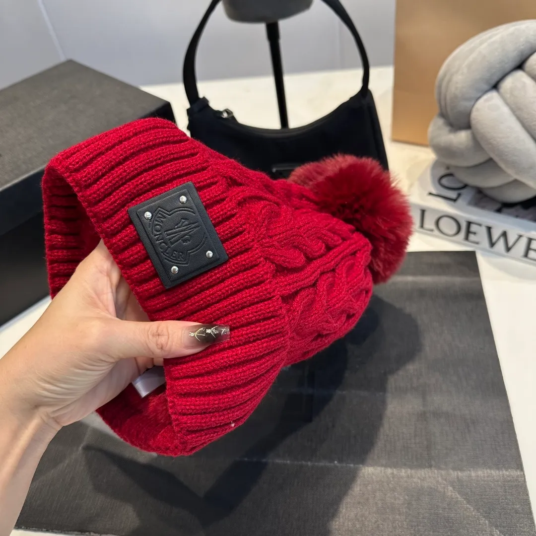 P70 Moncler hooded twist warm wool hat, sweet and cool style get! Reduce your age and make your face appear smaller. I’d like to share it with you all. The four colors match well and the breasts are so milky~