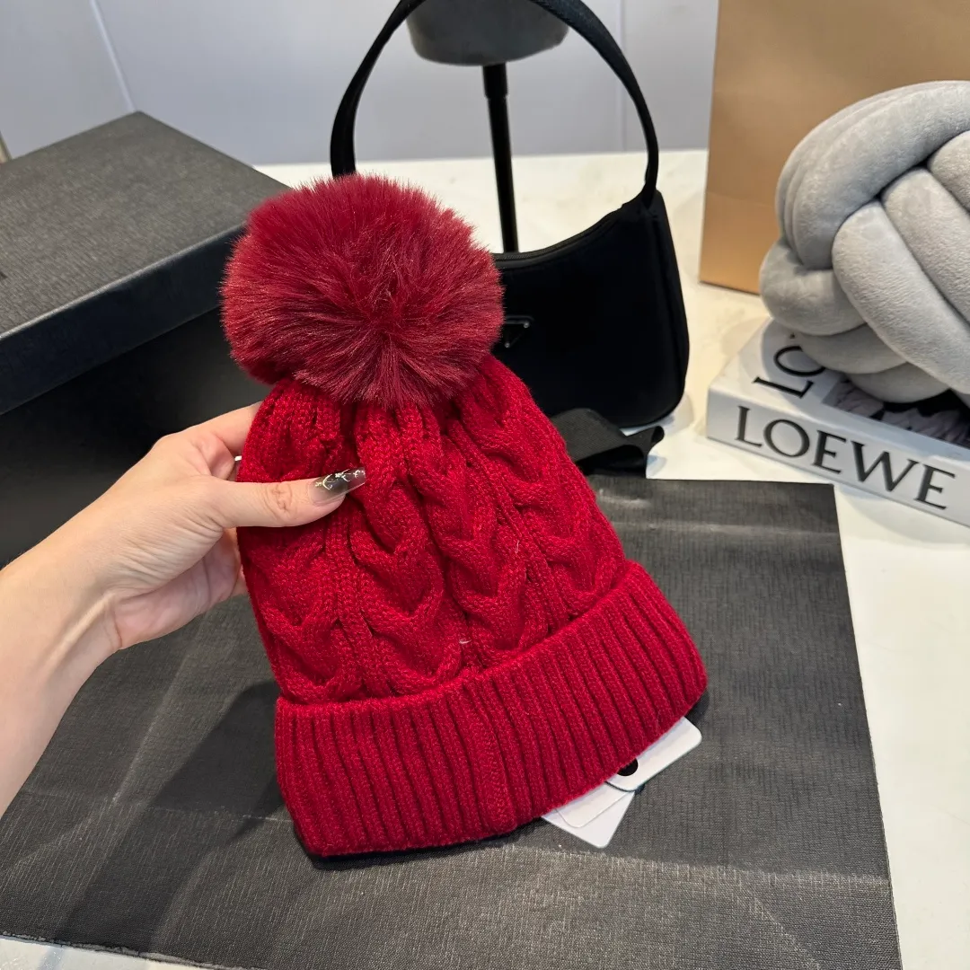 P70 Moncler hooded twist warm wool hat, sweet and cool style get! Reduce your age and make your face appear smaller. I’d like to share it with you all. The four colors match well and the breasts are so milky~