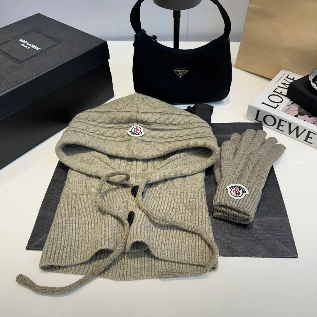 p140 Moncler Mouth Cover Set Hat + Gloves Autumn and Winter Knitted Beanie Hat This must be my favorite of minimalism. It is clean, neat, fashionable and versatile, and will definitely not be picky about your face shape! A fashionable classic that lasts forever!