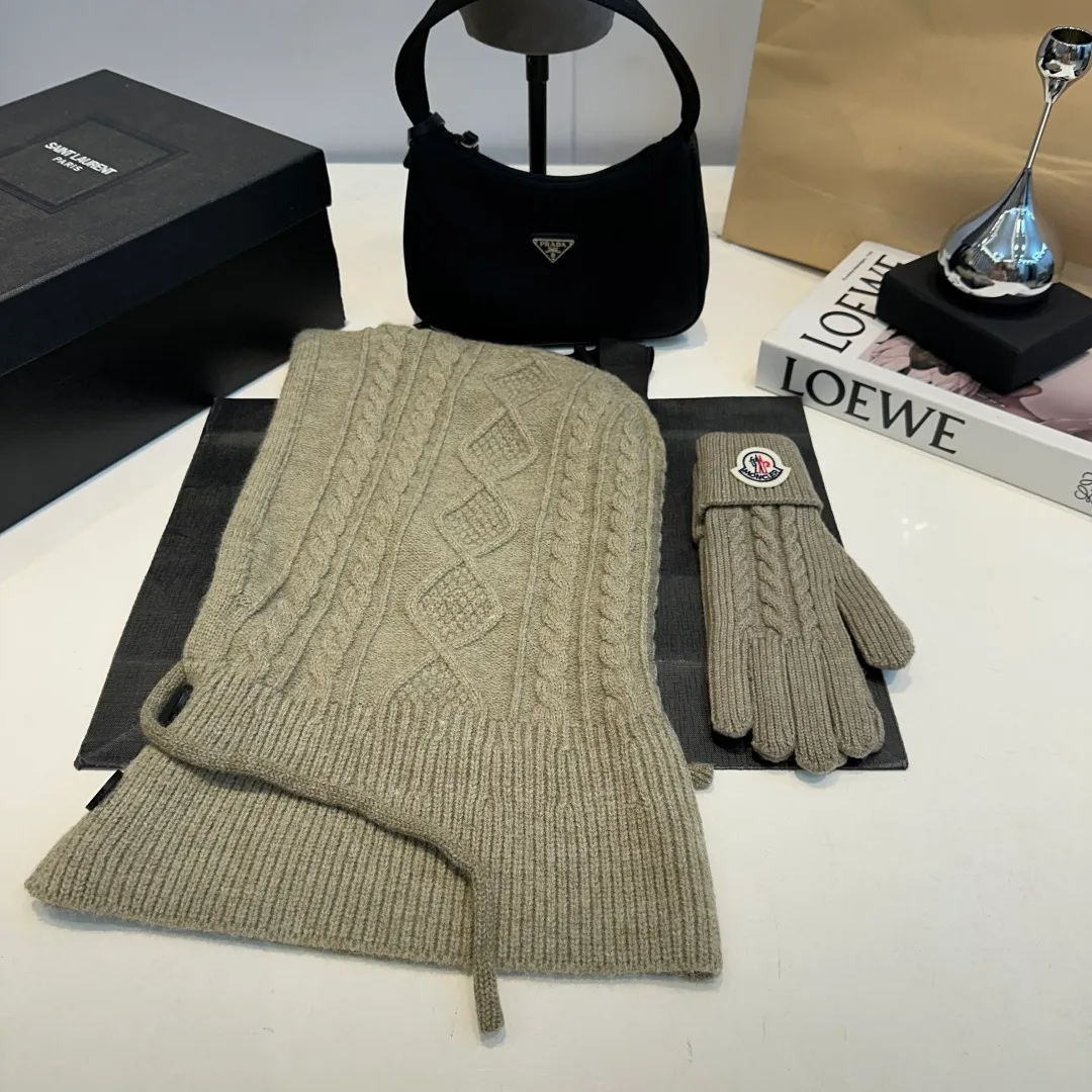 p140 Moncler Mouth Cover Set Hat + Gloves Autumn and Winter Knitted Beanie Hat This must be my favorite of minimalism. It is clean, neat, fashionable and versatile, and will definitely not be picky about your face shape! A fashionable classic that lasts forever!