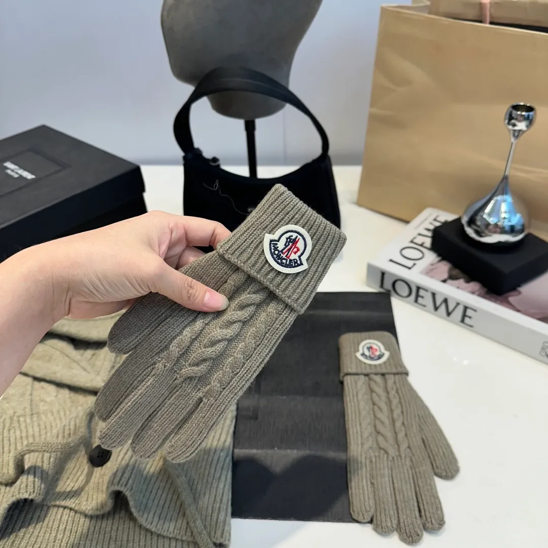 p140 Moncler Mouth Cover Set Hat + Gloves Autumn and Winter Knitted Beanie Hat This must be my favorite of minimalism. It is clean, neat, fashionable and versatile, and will definitely not be picky about your face shape! A fashionable classic that lasts forever!